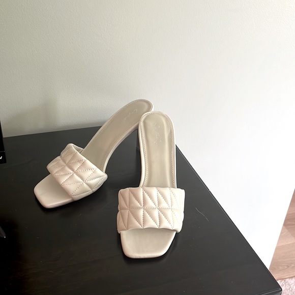 Sandals 👡 cream sz 7.5 - Picture 1 of 4